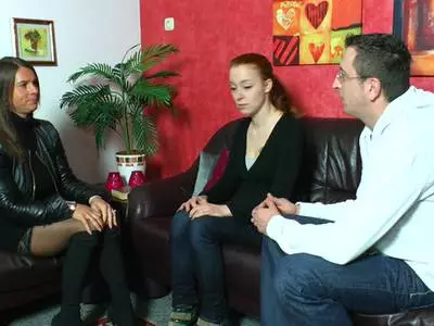 Teenie wird hart in die pelzige Fotze gevögelt