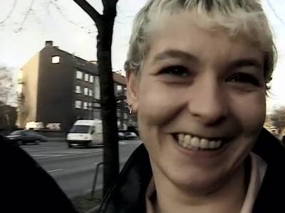 Nach dem Schwanz lutschen wird die unrasierte Schlampe von beiden Typen gerammelt