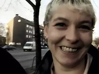 Nach dem Schwanz lutschen wird die unrasierte Schlampe von beiden Typen gerammelt